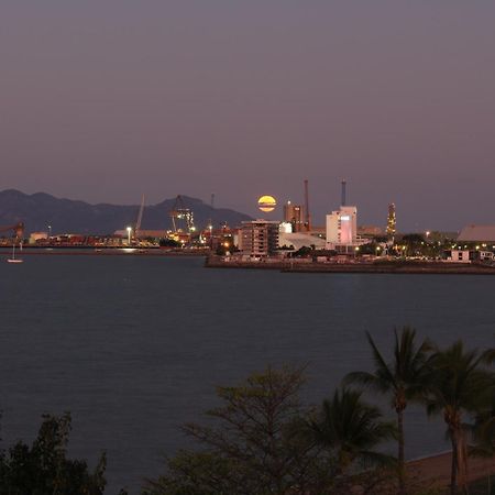 Treat Yourself, Fun In The Sun At The Aquarius Townsville Eksteriør bilde