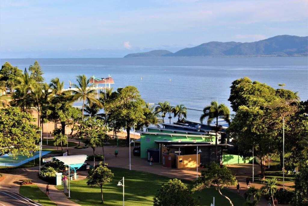 Treat Yourself, Fun In The Sun At The Aquarius Townsville Eksteriør bilde